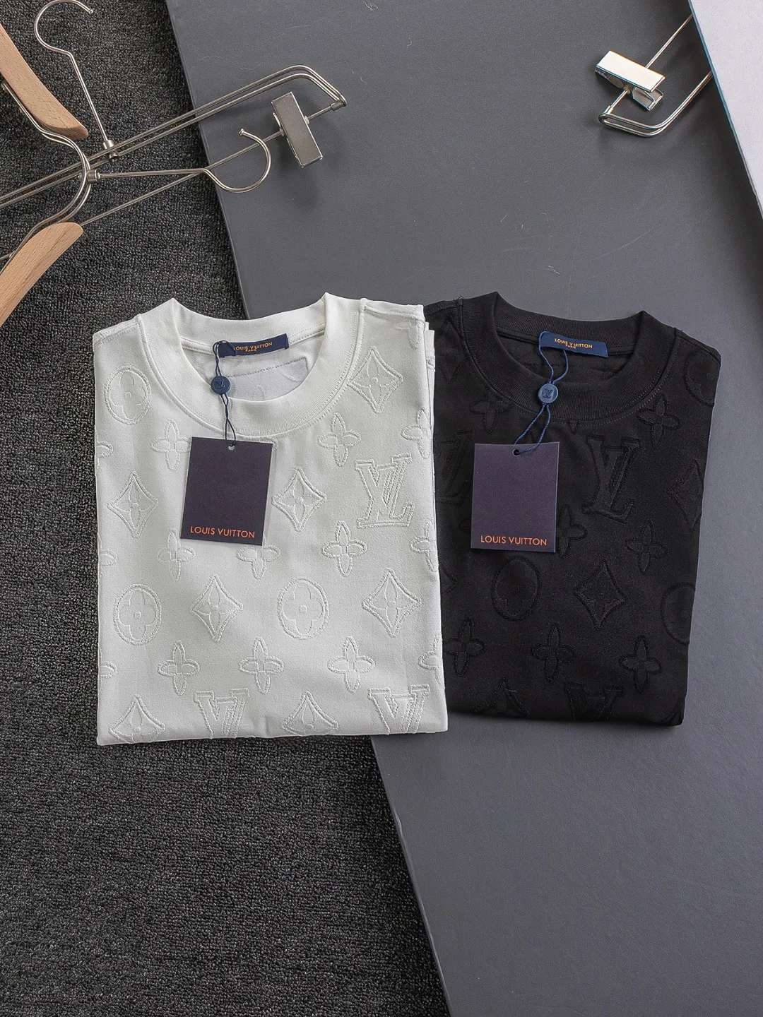 🅿️210 Louis Vuitton Louis Vuitton 1V Lujia slightly wide version S-XL LV25SS new product counter has new models at the same time, clover presbyopia letters all over the jacquard large logo letters 🪡 embroidered round neck short-sleeved T-shirt, the same style for men and women! Synchronized with the official website, pure cotton fabrics at the counter! It is close to the skin and comfortable, durable and easy to wear. It has a classic and simple logo design and meticulous original craftsmanship. Short-sleeves, a must-have item for men, are not the same as the general public, but must be unique and eye-catching. This LV short-sleeve is all about quality, comfort, the same shape and fashion as always, including the fabric and cutting process. All efforts have been made! 320 grams of washed pure cotton fabric, pure cotton is breathable, very refreshing and comfortable for daily wear. The rib knitting on the neckline is smooth and tight, and the neckline will not be skewed if you toss it at will. The loose version, you will find that it looks really good on the upper body. The overall is minimalist and neat, super versatile for daily use! Pair it casually with a pair of pants for a youthful look. A T-shirt will make your outfit crazy. It is a fashionable item that can never go wrong! Black, white, size: S-XL Size chart: S: Shoulder width 50-Bust 54-Length 70 M: Shoulder width 52-Bust 56.5-Length 72 L: Shoulder width 54-Bust 59-Length 74 XL: Shoulder width 56-Bust 61.5-Length 76